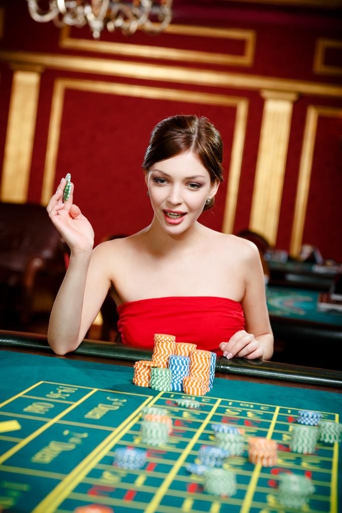 Multi-angle camera view of Red Tiger table with dealer and card outcomes visible